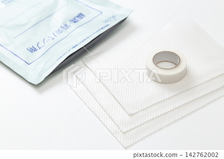 白色背景上的藥膏 142762002