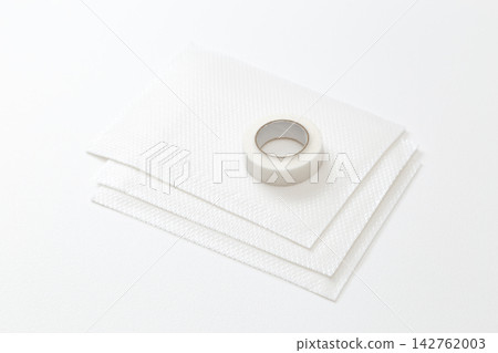 白色背景上的藥膏 白色背景上的藥膏 142762003