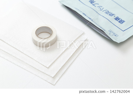 白色背景上的藥膏 白色背景上的藥膏 142762004