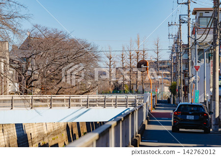東京練馬區火車站前的行人以及城市景觀。 東京練馬區火車站前的行人以及城市景觀。 142762012