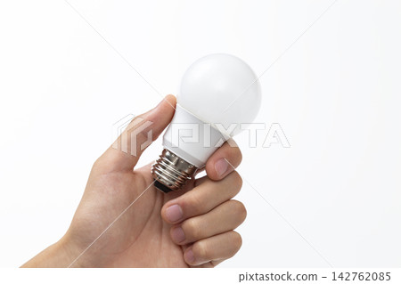 拿著 LED 燈泡的男手 142762085