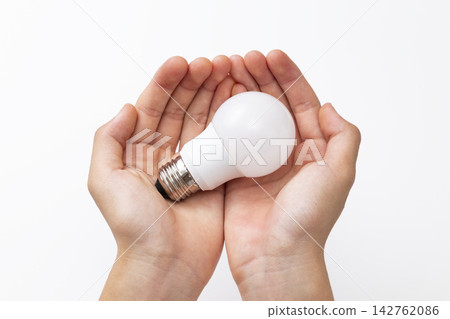 拿著 LED 燈泡的男手 142762086