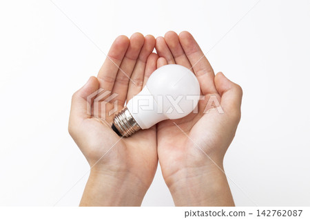 拿著 LED 燈泡的男手 142762087