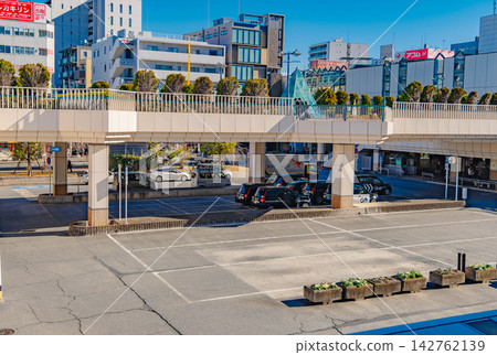 東京練馬區火車站前的行人以及城市景觀。 142762139