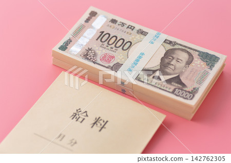 A stack of 2 million yen bills and a pay envelope in a pink bag. A stack of 2 million yen bills and a pay envelope in a pink bag. 142762305