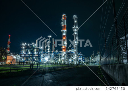 夜晚,一座工廠燈火通明。 夜晚,一座工廠燈火通明。 142762450