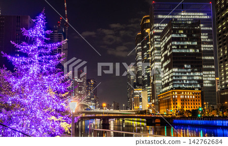 中之島海濱的燈光璀璨,辦公大樓的夜景也美不勝收。 中之島海濱的燈光璀璨,辦公大樓的夜景也美不勝收。 142762684
