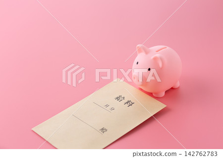 工資信封和存錢罐,粉紅色袋子 工資信封和存錢罐,粉紅色袋子 142762783