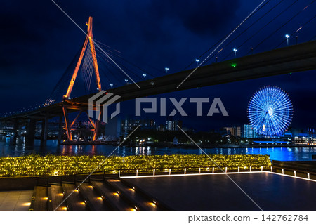 大阪灣地區和天保山大橋的迷人夜景 大阪灣地區和天保山大橋的迷人夜景 142762784