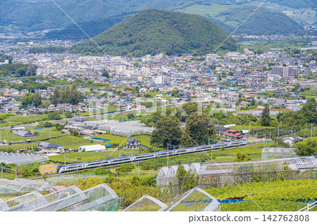 特快列車梓號在甲府盆地的鹽山附近運行。 特快列車梓號在甲府盆地的鹽山附近運行。 142762808