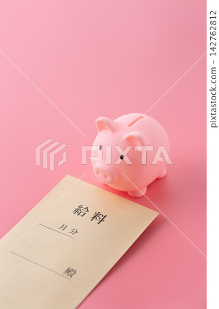 工資信封和存錢罐,粉紅色袋子 工資信封和存錢罐,粉紅色袋子 142762812