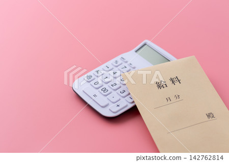 工資信封和白色計算器,粉紅色背景 工資信封和白色計算器,粉紅色背景 142762814
