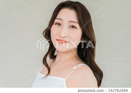 讓 40 多歲和 50 多歲的女性擁有如水療和臉部護理般美麗的肌膚。 讓 40 多歲和 50 多歲的女性擁有如水療和臉部護理般美麗的肌膚。 142762894