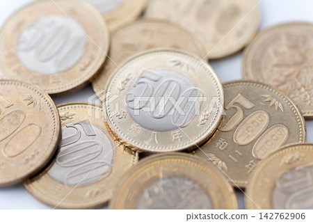 白色背景上大量的500日元硬幣 白色背景上大量的500日元硬幣 142762906