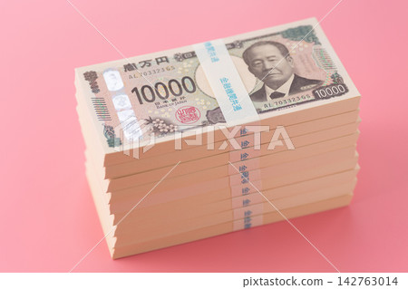 一個粉紅色袋子裡裝著價值900萬日元的鈔票。 142763014