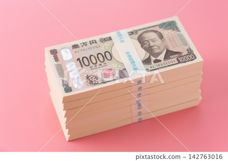 粉紅色袋子裡裝著價值700萬日元的鈔票。 142763016