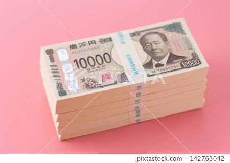 6 million yen worth of banknotes in a pink bag 6 million yen worth of banknotes in a pink bag 142763042