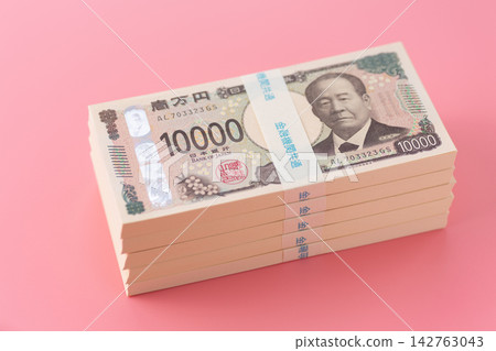 粉紅色袋子裡裝著價值500萬日元的鈔票。 粉紅色袋子裡裝著價值500萬日元的鈔票。 142763043