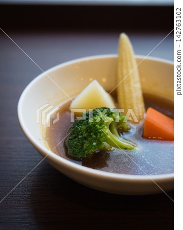 綠花椰菜、胡蘿蔔和嫩玉米咖哩湯。 綠花椰菜、胡蘿蔔和嫩玉米咖哩湯。 142763102