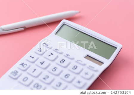 白色計算器,粉紅色背景 白色計算器,粉紅色背景 142763104