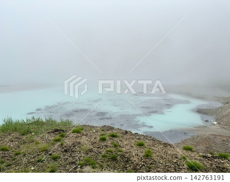 北海道登別市的大湯沼溫泉籠罩在霧氣之中。 142763191