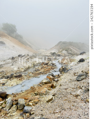 登別地獄谷的地熱溪籠罩在薄霧之中。 登別地獄谷的地熱溪籠罩在薄霧之中。 142763194