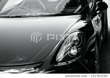 保時捷 981 Boxster Spyder 的曲線和光澤在單色照片中格外引人注目。 142763280