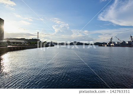 橫須賀海軍港的夏日黃昏景色 橫須賀海軍港的夏日黃昏景色 142763351
