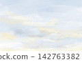 柔和的粉彩水彩天空背景，上面有重疊的淺藍色、灰色和黃色雲朵。 142763382