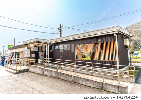 JR Kibi Line, Bizen-Ichinomiya Station, Springtime Station Scenery 2, Kita Ward, Okayama City, Okayama Prefecture JR Kibi Line, Bizen-Ichinomiya Station, Springtime Station Scenery 2, Kita Ward, Okayama City, Okayama Prefecture 142764224