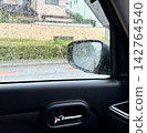 雨中透過車窗看到的景色 142764540