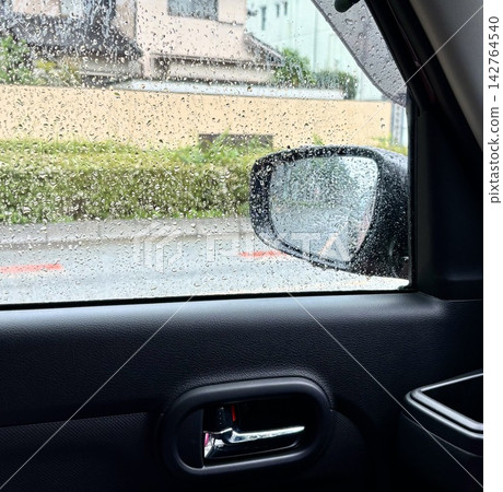 雨中透過車窗看到的景色 雨中透過車窗看到的景色 142764540