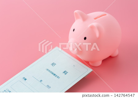工資信封和存錢罐，粉紅色袋子 142764547