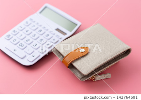 女士對折皮夾和白色計算器,粉紅色包 女士對折皮夾和白色計算器,粉紅色包 142764691