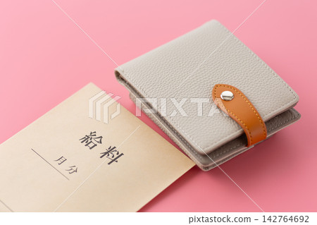 女士對折皮夾和薪資單,粉紅色包 女士對折皮夾和薪資單,粉紅色包 142764692