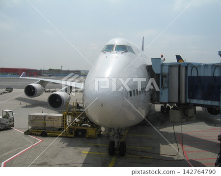 一架波音747飛機停在德國法蘭克福機場。 一架波音747飛機停在德國法蘭克福機場。 142764790