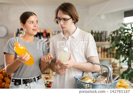 Husband and wife choose drinks Husband and wife choose drinks 142765187
