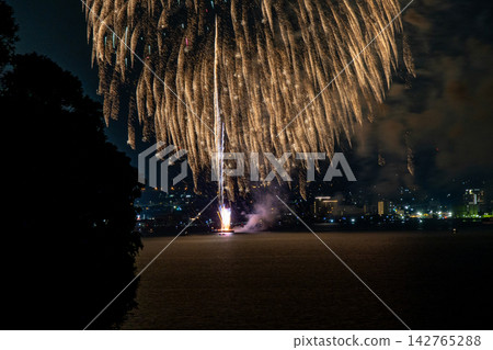 長崎大村夏日祭：絢麗的煙火點亮夜空和波光粼粼的水面。 142765288