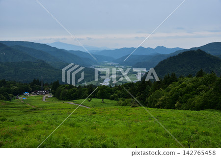 被青山環繞的山村和鄉村風景。 被青山環繞的山村和鄉村風景。 142765458
