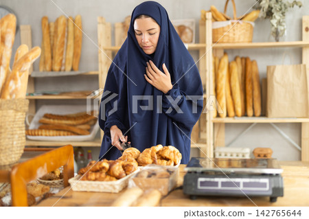 Muslim woman in a bakery 142765644
