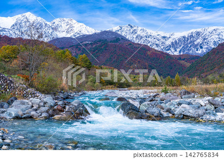 從白馬村白馬大橋附近看到的松川秋葉和三層葉[長野縣] 142765834