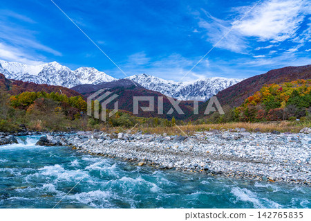 從白馬村白馬大橋附近看到的松川秋葉和三層葉[長野縣] 142765835