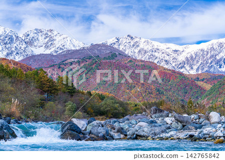 從白馬村白馬大橋附近看到的松川秋葉和三層葉[長野縣] 142765842
