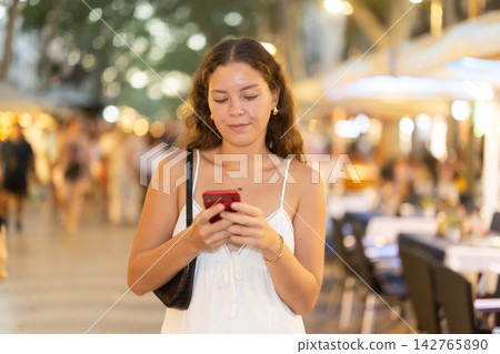 Woman using city map and looking for restaurants 142765890