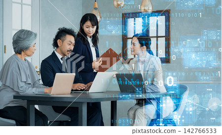 在辦公室和數位科技中工作的人們 142766533
