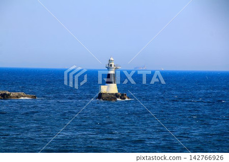 支持浦賀海峽安全航行…“水獺島燈塔” 142766926