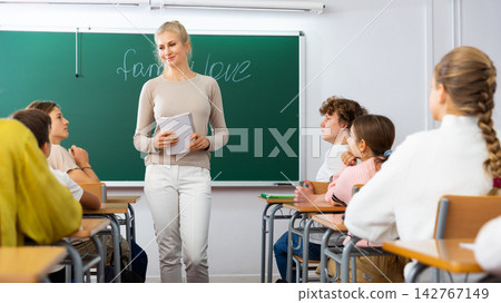 Teacher explaining subject to pupils Teacher explaining subject to pupils 142767149