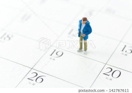 日曆和年輕男子玩偶 日曆和年輕男子玩偶 142767611