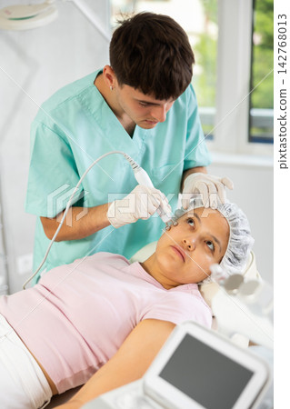 Utilizing RF lifting attachment Utilizing RF lifting attachment 142768013