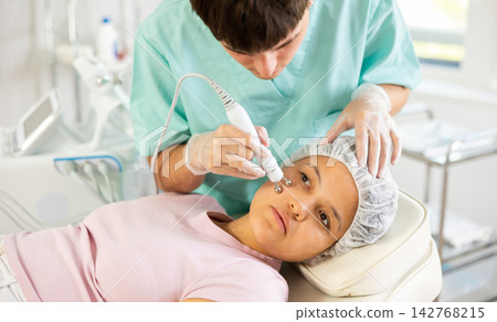 doctor utilizes RF lifting 142768215